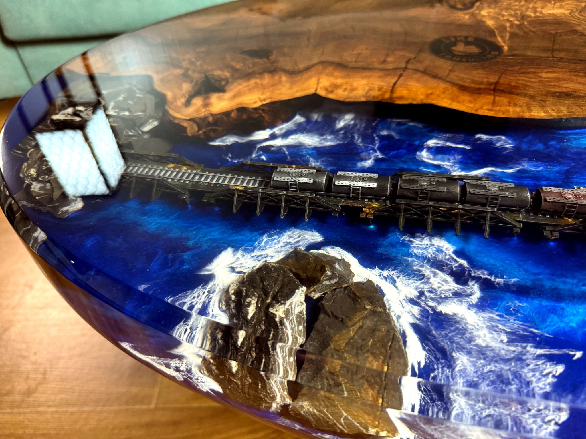 Măsută de cafea din nuc & Epoxy - imagine 3